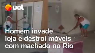 Homem destrói móveis com machado após discussão por taxa de cancelamento em Rio das Ostras; vídeo