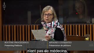 Elizabeth présente une pétition sur la pénurie de médecins de famille