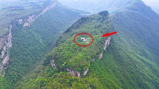 A hermit in his forties lives in seclusion on the mountaintop, detached from worldly affairs.