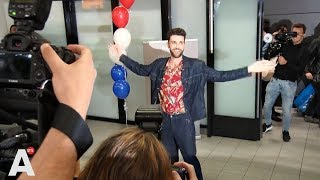 Honderden fans onthalen Duncan Laurence op Schiphol