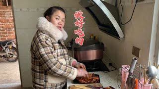 媳妇给炮哥做好吃的，对老公百依百顺，烤的鸡翅好吃又有卖相【壮乡小妹】