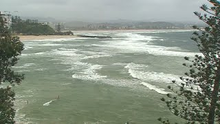 Surf warning issued for Qld and NSW beaches as four-metre waves approach