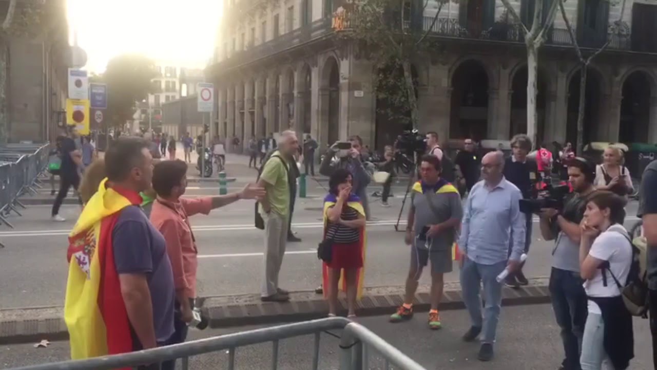 Increpan A Varias Personas Que Portaban Una Bandera Española - YouTube