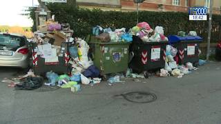 Rifiuti, a Roma tonnellate di immondizia sulle strade. Scontro su nuova discarica