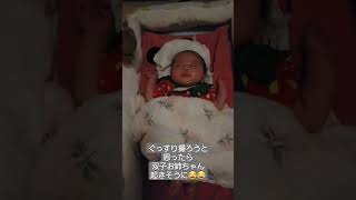 双子生後79日目👶👶すやすやふたご...と思ったらお姉ちゃんが起きそうに😂😂😂