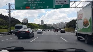 Trafikte sinyal vermeden sollayan arabalar ve yolda çiş yapan bir adam. İstanbul trafiği