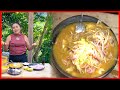 Preparando un rico encebollado de pescado al estilo de Doña Viky