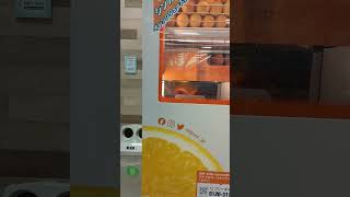 オレンジジュース生絞り自販機！