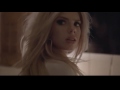 charlotte mckinney film sahnesinden görüntüler