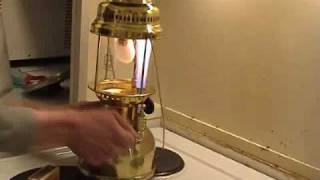 Lighting a Petromax lantern using the "Rapid" preheater