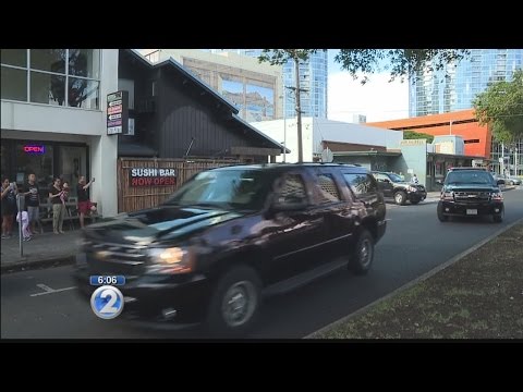 Where does Obama eat in Hawaii?