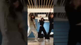 Itzy dancing to WEAPON Challenge (Yeji, Ryujin, Chaeryeong) l Vlive 220103 #itzy #weapon #nvyadavji