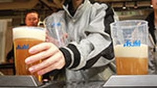 下から注ぐビール　甲子園に登場