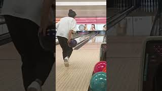 #保齡球 #飛碟球 #bowling #保齡球日記 上次發現手指會受傷之後 教練建議我把手捧在球下面做擺盪 結果手在擺盪會外翻變得超級明顯 下次去打球要來改助走（不要刻意慢動作）和手會外翻的問題