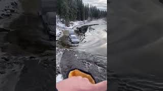 Impressive VW Touareg drives through ice river with trailer!