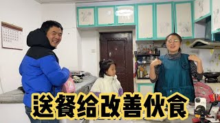 儿媳妇不在家婆婆做好菜，打包让儿子送去店里，被人惦记真幸福！