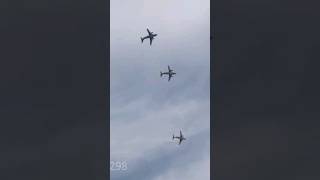 まるで戦闘機のような編隊解散を見せるC-1輸送機 戦術輸送機の名がカッコいい