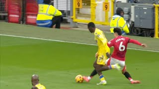 Lisandro Martinez crying after knee injury, Martinez foot stuck on turf, Man United vsCrystal Palace