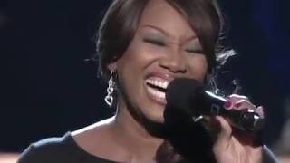 Yolanda Adams Sings "You'll Never Walk Alone" (2009)