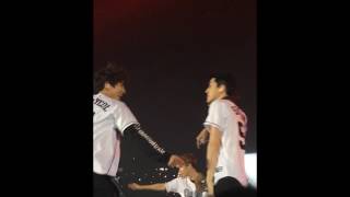 [FANCAM] 170211 Sehun kicking Chanyeol during Growl @엑소EXO'rDIUM in Hong Kong