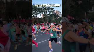 12月22日，2024东莞马拉松于市民服务中心正式鸣枪开跑！2万2千人一起开跑，太震撼了！