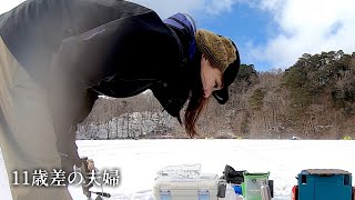 【鼻水も凍る妻】極寒の氷上穴釣り 　真冬の激荒れの海を諦め、面白いワカサギ釣りするリアルな夫婦 #穴釣り  #夫婦 #ワカサギ