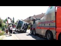 lkw stürzte beim entladen auf pkw