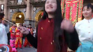 Canciones tradicionales chinas en la Plaza Mayor de Salamanca