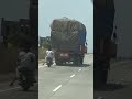 شاهد سرقه البضائع علي الطريق السريع watch theft of goods on the highway 警惕高速公路上的货物被盗 警惕高速公路上的貨物被盜