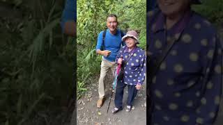 在老鷹溪步道遇到一位86歲的婆婆。走在崎嶇的山路上。都不要任何人攙扶。真的有夠厲害。給她按個讚