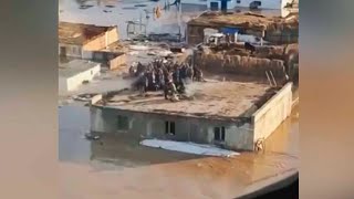 Дома ушли под воду. Людей снимали с крыш на вертолетах МЧС в Костанайской области Казахстана