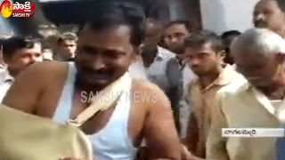 Man At Bank Queue Being Assaulted By Constable || Chagalamarri || Kurnool District