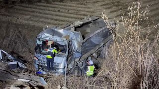 포천서 덤프트럭이 가드레일 들이받고 추락…운전자 중상 / 연합뉴스TV (YonhapnewsTV)