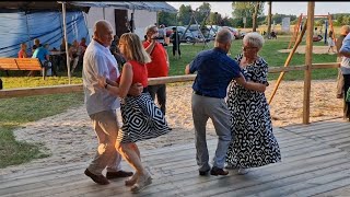 22 07 2023   Coś pięknego, tańce hulańce o zachodzie słońca na dechach w Ostałowie.