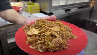 You MUST TRY this famous CHAR KWAY TEOW in Singapore Hawker Street Food