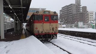 列車から見る長崎市街地・近郊の雪景色（キハ６６・６７－１国鉄色）　２０２１０１０９