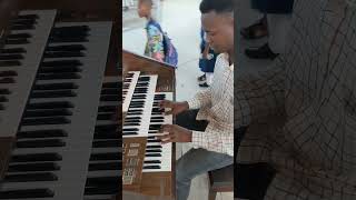 Maskini huyu aliita @kayamboDonald (organist)