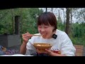 qiu mei fried a bowl of meat with dried plum vegetables and made a mix of noodles to eat which mad