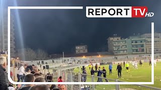 Revoltë në Vlorë ndaj arbitrit, sherr dhe shishe në fushë! Drejtori i Dinamos për Report Tv