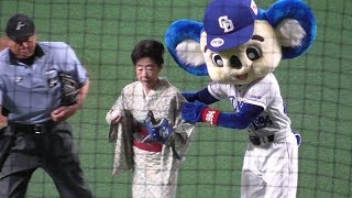 中村玉緒さんをエスコートする紳士ドアラ