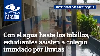 Con el agua hasta los tobillos, estudiantes asisten a colegio inundado por lluvias en Santander