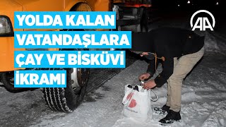 Köy imamı yolda mahsur kalan sürücülere çay ve bisküvi ikramında bulundu