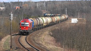 Грузовой поезд почти остановился на подъеме / Freight train almost stopped on a hill