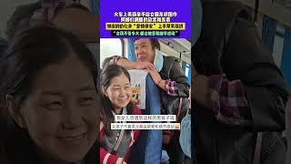 11月22日，湖南(發布)，火車上男孩親手給女朋友織圍巾，阿姨們滿眼的欣賞和羨慕，鄰座奶奶化身“愛情保安” 上手幫男孩織 ，“女孩不管多大 都會被愛和細節感動”來源Hhharina  #愛情