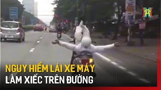 Nguy hiểm lái xe máy làm xiếc trên đường | Tin tức