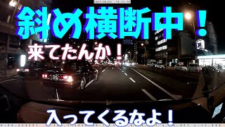 タクシーの強引な斜め横断にヒヤリ！しかし、撮影車も直後の車線変更にミス発覚！