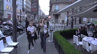 EXCLUSIVE - Cindy Crawford and family at l'Avenue restaurant in Paris