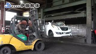 大迫力！自動車プレスの様子