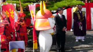 ひこにゃん　井の国千年祭で市長さんの話を聞く