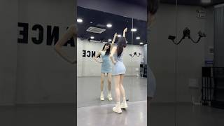 【眠羊】一个人也能扭 #美女 #跳舞 #dance #shorts